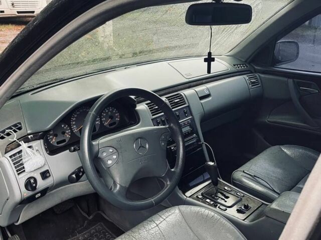 Черный Мерседес Е-Класс, объемом двигателя 3.2 л и пробегом 350 тыс. км за 3500 $, фото 4 на Automoto.ua