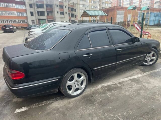 Черный Мерседес Е-Класс, объемом двигателя 3.2 л и пробегом 350 тыс. км за 3500 $, фото 1 на Automoto.ua