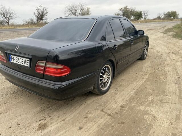 Черный Мерседес Е-Класс, объемом двигателя 2 л и пробегом 450 тыс. км за 3800 $, фото 5 на Automoto.ua