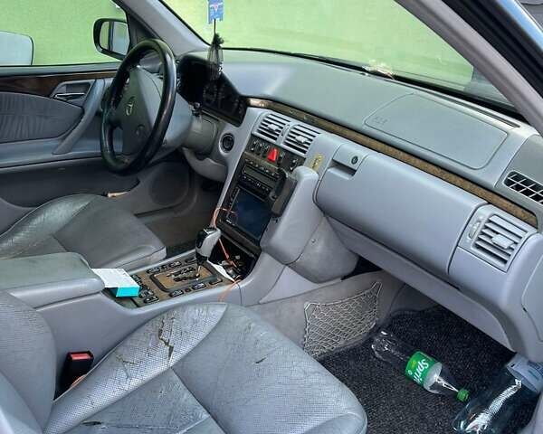 Черный Мерседес Е-Класс, объемом двигателя 3.2 л и пробегом 350 тыс. км за 4600 $, фото 5 на Automoto.ua