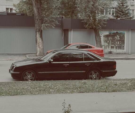 Черный Мерседес Е-Класс, объемом двигателя 3.2 л и пробегом 380 тыс. км за 4200 $, фото 2 на Automoto.ua