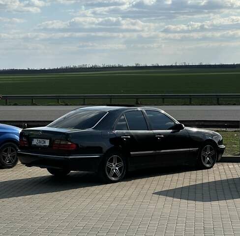 Черный Мерседес Е-Класс, объемом двигателя 3.2 л и пробегом 380 тыс. км за 4200 $, фото 8 на Automoto.ua