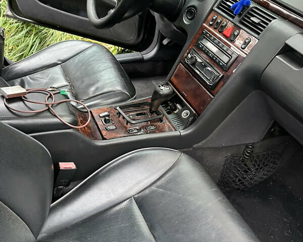 Чорний Мерседес Е-Клас, об'ємом двигуна 3.22 л та пробігом 420 тис. км за 2000 $, фото 7 на Automoto.ua