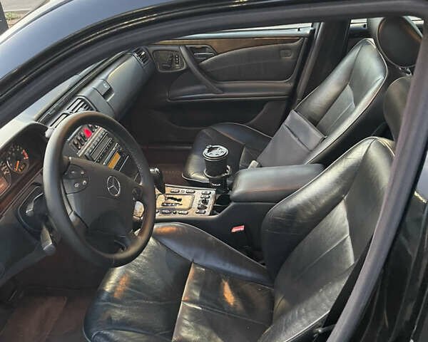 Черный Мерседес Е-Класс, объемом двигателя 4.3 л и пробегом 450 тыс. км за 5700 $, фото 5 на Automoto.ua