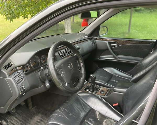 Черный Мерседес Е-Класс, объемом двигателя 2 л и пробегом 100 тыс. км за 3100 $, фото 7 на Automoto.ua