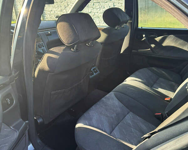 Черный Мерседес Е-Класс, объемом двигателя 3.2 л и пробегом 396 тыс. км за 3950 $, фото 10 на Automoto.ua