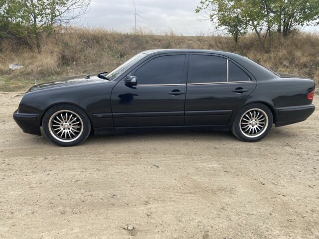 Черный Мерседес Е-Класс, объемом двигателя 2 л и пробегом 450 тыс. км за 3800 $, фото 4 на Automoto.ua