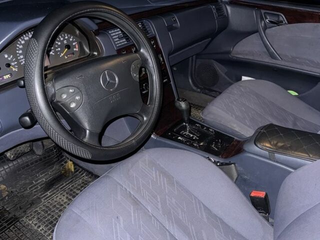 Чорний Мерседес Е-Клас, об'ємом двигуна 2 л та пробігом 360 тис. км за 3000 $, фото 7 на Automoto.ua