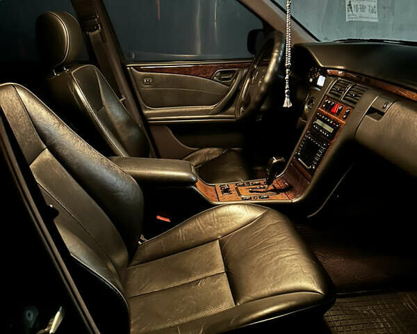 Черный Мерседес Е-Класс, объемом двигателя 3.2 л и пробегом 314 тыс. км за 7000 $, фото 9 на Automoto.ua