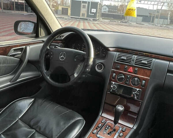 Чорний Мерседес Е-Клас, об'ємом двигуна 2 л та пробігом 259 тис. км за 4000 $, фото 23 на Automoto.ua
