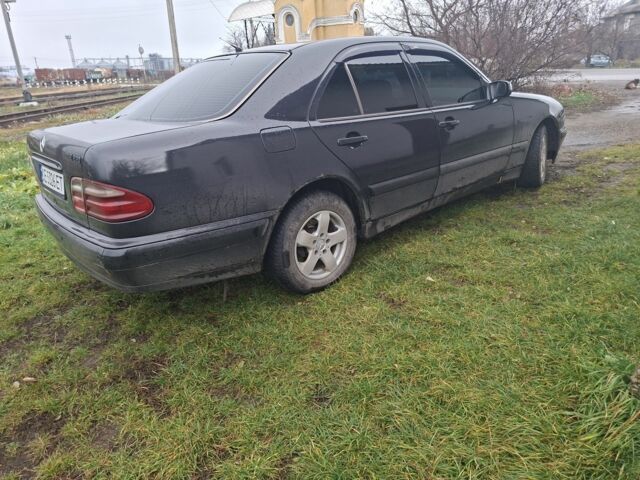 Черный Мерседес Е-Класс, объемом двигателя 2.2 л и пробегом 410 тыс. км за 2750 $, фото 6 на Automoto.ua