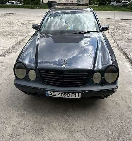 Черный Мерседес Е-Класс, объемом двигателя 2.8 л и пробегом 449 тыс. км за 3500 $, фото 3 на Automoto.ua