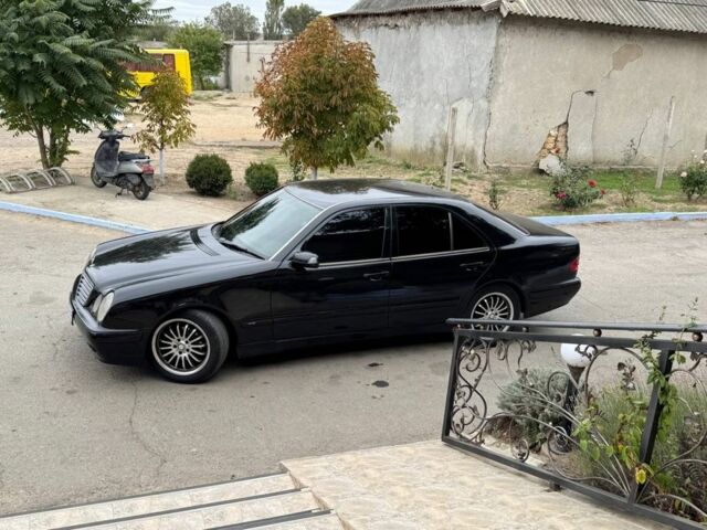 Черный Мерседес Е-Класс, объемом двигателя 2 л и пробегом 450 тыс. км за 3800 $, фото 7 на Automoto.ua