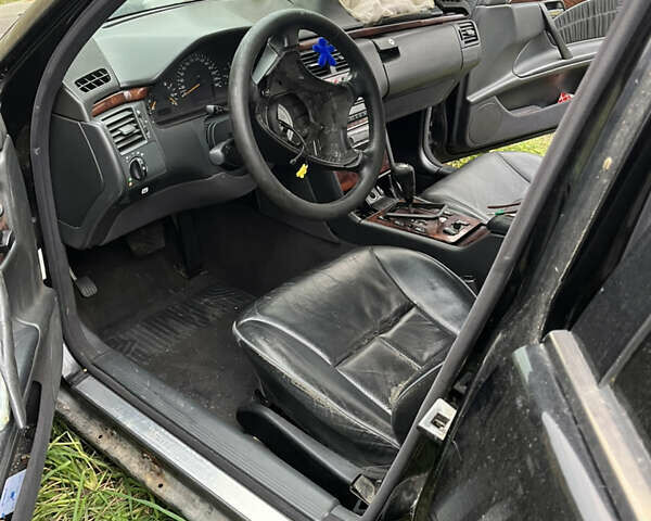 Чорний Мерседес Е-Клас, об'ємом двигуна 3.22 л та пробігом 420 тис. км за 2000 $, фото 12 на Automoto.ua