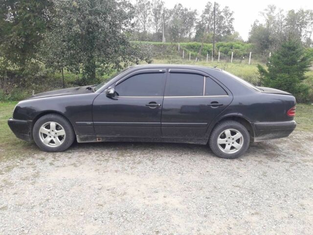 Черный Мерседес Е-Класс, объемом двигателя 2.2 л и пробегом 410 тыс. км за 2750 $, фото 1 на Automoto.ua