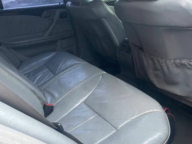 Черный Мерседес Е-Класс, объемом двигателя 3.2 л и пробегом 350 тыс. км за 3500 $, фото 3 на Automoto.ua