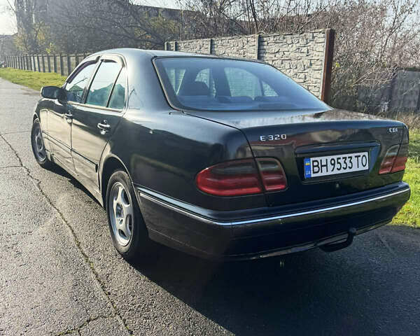 Черный Мерседес Е-Класс, объемом двигателя 3.2 л и пробегом 396 тыс. км за 3950 $, фото 4 на Automoto.ua