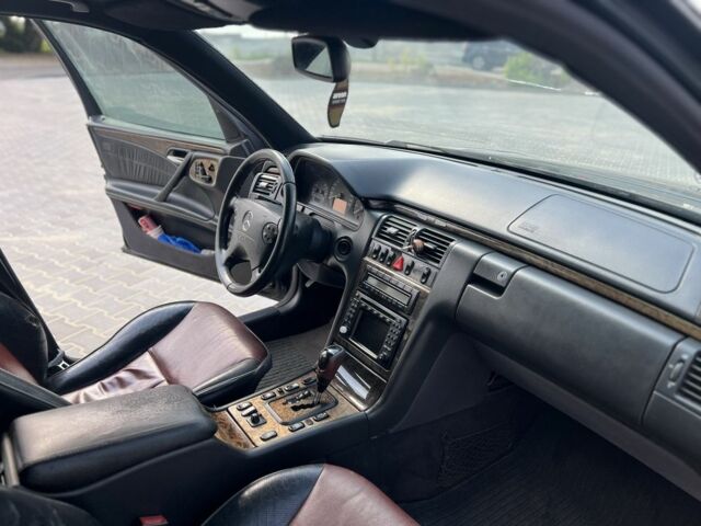 Черный Мерседес Е-Класс, объемом двигателя 4.3 л и пробегом 348 тыс. км за 4250 $, фото 6 на Automoto.ua