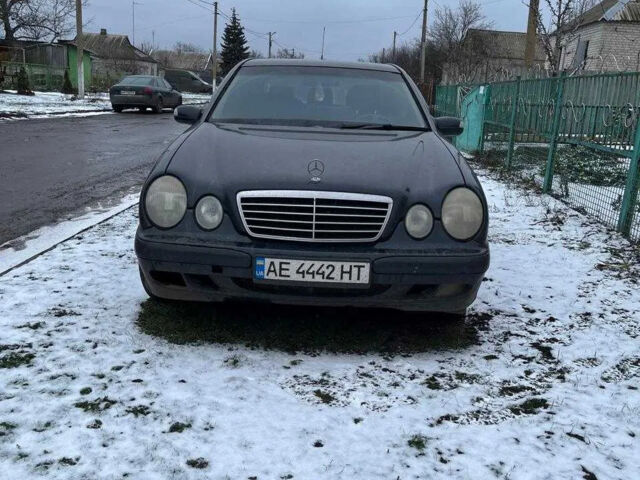 Черный Мерседес Е-Класс, объемом двигателя 2.2 л и пробегом 500 тыс. км за 4000 $, фото 2 на Automoto.ua