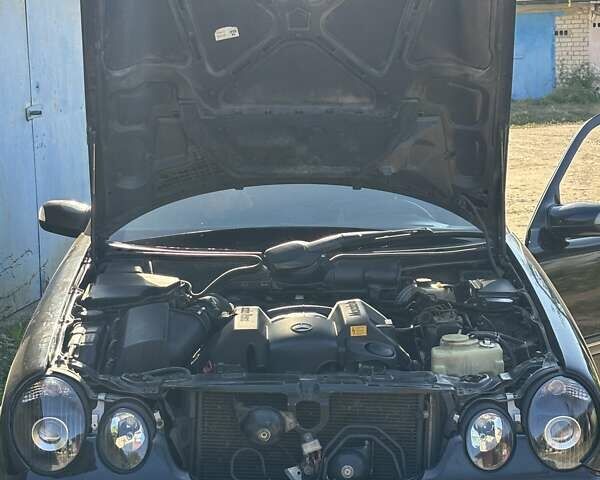 Черный Мерседес Е-Класс, объемом двигателя 3.2 л и пробегом 380 тыс. км за 4200 $, фото 3 на Automoto.ua