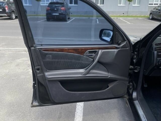 Черный Мерседес Е-Класс, объемом двигателя 3.2 л и пробегом 355 тыс. км за 3200 $, фото 6 на Automoto.ua