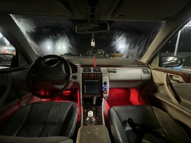 Черный Мерседес Е-Класс, объемом двигателя 3.2 л и пробегом 290 тыс. км за 1799 $, фото 6 на Automoto.ua