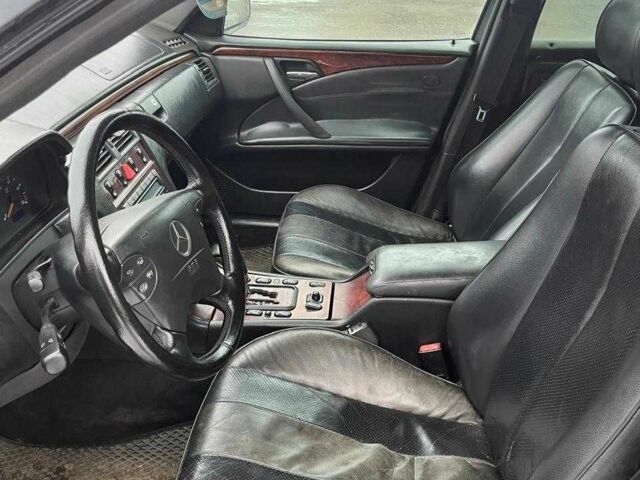 Черный Мерседес Е-Класс, объемом двигателя 2.2 л и пробегом 500 тыс. км за 4000 $, фото 4 на Automoto.ua