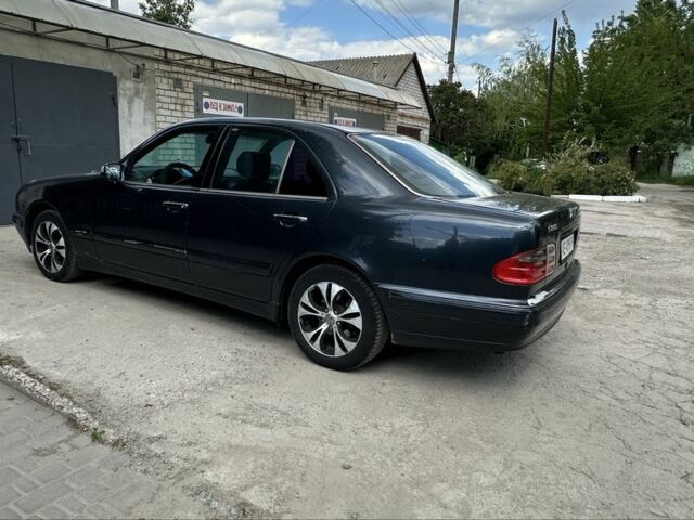 Черный Мерседес Е-Класс, объемом двигателя 2.8 л и пробегом 449 тыс. км за 3500 $, фото 3 на Automoto.ua