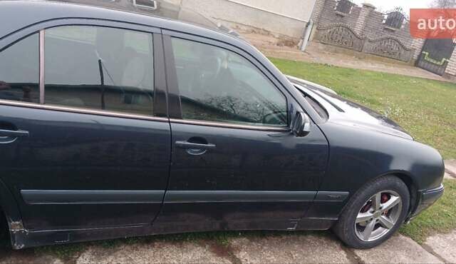 Черный Мерседес Е-Класс, объемом двигателя 2 л и пробегом 221 тыс. км за 3600 $, фото 1 на Automoto.ua