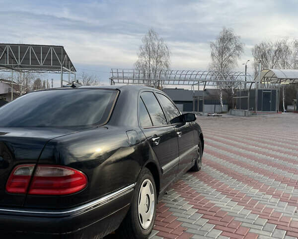 Чорний Мерседес Е-Клас, об'ємом двигуна 2 л та пробігом 259 тис. км за 4000 $, фото 5 на Automoto.ua