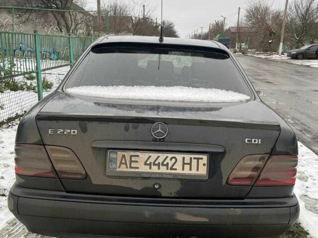 Черный Мерседес Е-Класс, объемом двигателя 2.2 л и пробегом 500 тыс. км за 4000 $, фото 9 на Automoto.ua