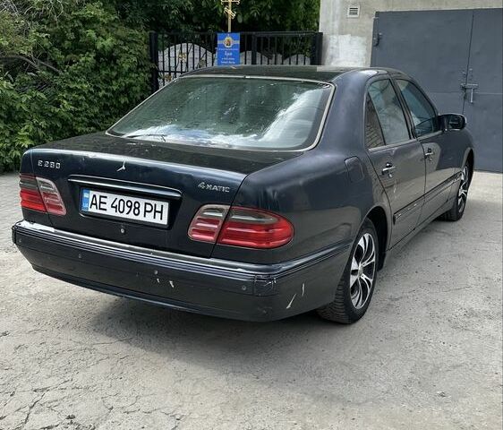 Черный Мерседес Е-Класс, объемом двигателя 2.8 л и пробегом 449 тыс. км за 3500 $, фото 4 на Automoto.ua