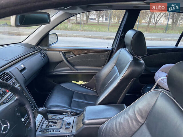 Чорний Мерседес Е-Клас, об'ємом двигуна 3.22 л та пробігом 399 тис. км за 6500 $, фото 6 на Automoto.ua