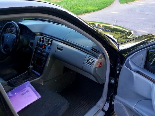 Черный Мерседес Е-Класс, объемом двигателя 3.2 л и пробегом 333 тыс. км за 2900 $, фото 6 на Automoto.ua