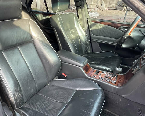 Чорний Мерседес Е-Клас, об'ємом двигуна 2 л та пробігом 259 тис. км за 4000 $, фото 26 на Automoto.ua