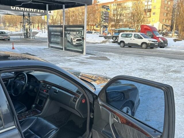Черный Мерседес Е-Класс, объемом двигателя 3.2 л и пробегом 370 тыс. км за 3400 $, фото 15 на Automoto.ua