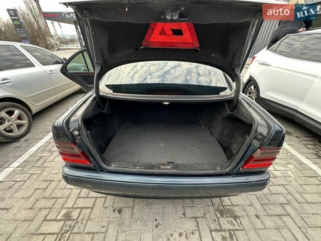 Чорний Мерседес Е-Клас, об'ємом двигуна 2 л та пробігом 395 тис. км за 3400 $, фото 15 на Automoto.ua