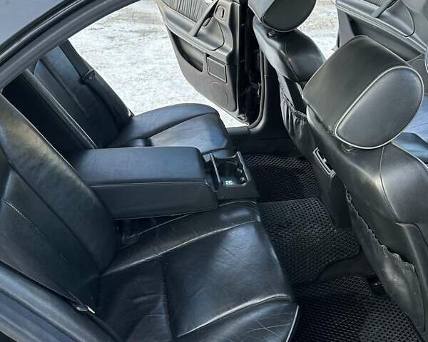 Черный Мерседес Е-Класс, объемом двигателя 3.2 л и пробегом 400 тыс. км за 3400 $, фото 12 на Automoto.ua