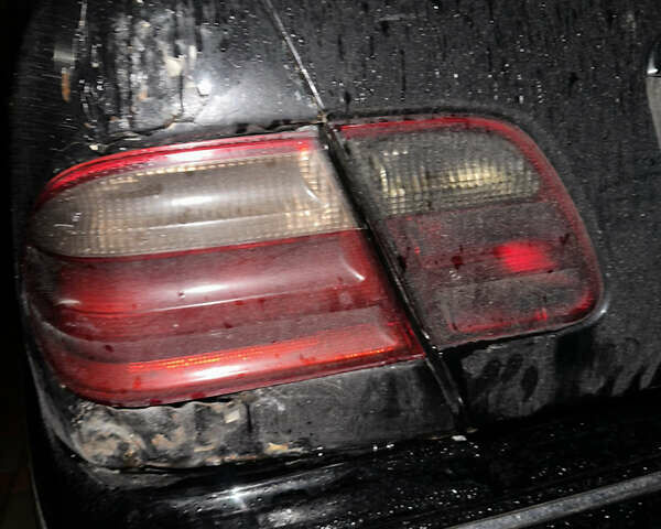 Мерседес Е-Клас 2000 у Житомирі на Automoto.ua Чорний Мерседес Е-Клас, об'ємом двигуна 2 л та пробігом 350 тис. км за 4200 $, фото 9 на Automoto.ua