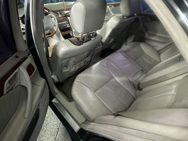 Черный Мерседес Е-Класс, объемом двигателя 3.2 л и пробегом 360 тыс. км за 2500 $, фото 6 на Automoto.ua