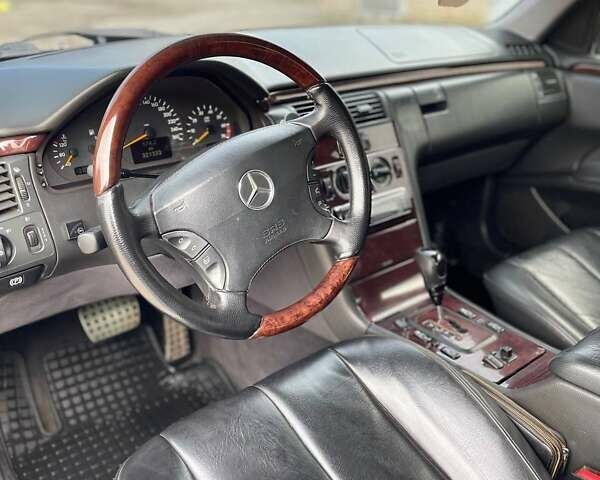 Черный Мерседес Е-Класс, объемом двигателя 3.2 л и пробегом 320 тыс. км за 3500 $, фото 6 на Automoto.ua