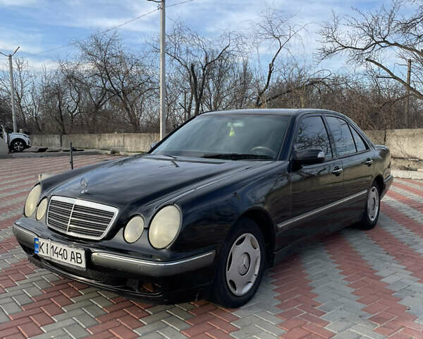 Чорний Мерседес Е-Клас, об'ємом двигуна 2 л та пробігом 259 тис. км за 4000 $, фото 1 на Automoto.ua