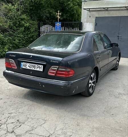 Черный Мерседес Е-Класс, объемом двигателя 2.8 л и пробегом 449 тыс. км за 3500 $, фото 2 на Automoto.ua