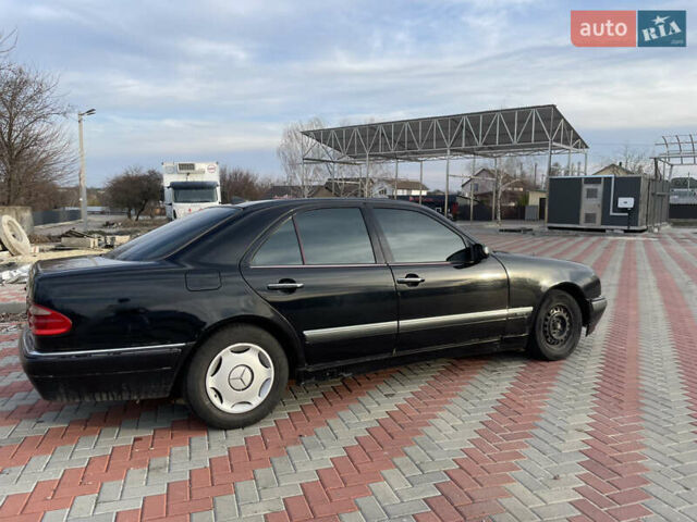 Чорний Мерседес Е-Клас, об'ємом двигуна 2 л та пробігом 259 тис. км за 4000 $, фото 4 на Automoto.ua