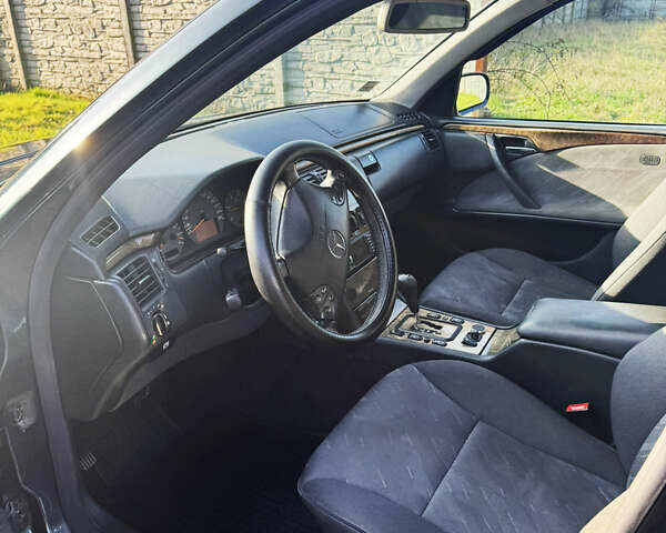 Черный Мерседес Е-Класс, объемом двигателя 3.2 л и пробегом 396 тыс. км за 3950 $, фото 9 на Automoto.ua