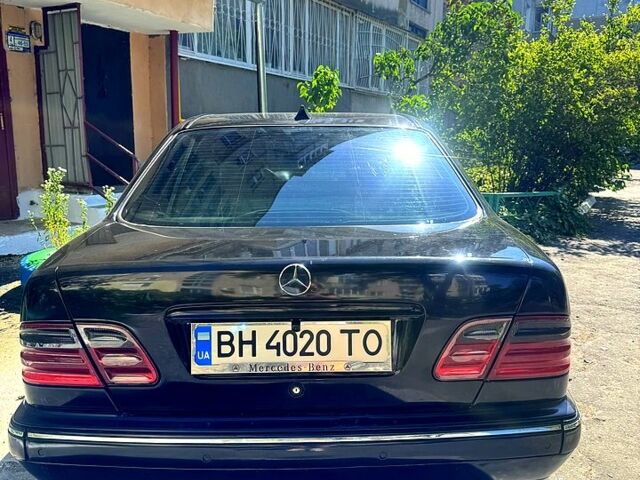 Черный Мерседес Е-Класс, объемом двигателя 3.2 л и пробегом 40 тыс. км за 5000 $, фото 2 на Automoto.ua
