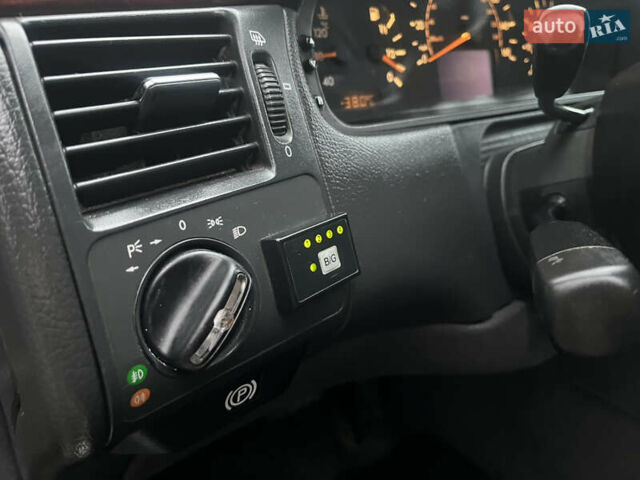 Черный Мерседес Е-Класс, объемом двигателя 2 л и пробегом 358 тыс. км за 2600 $, фото 12 на Automoto.ua