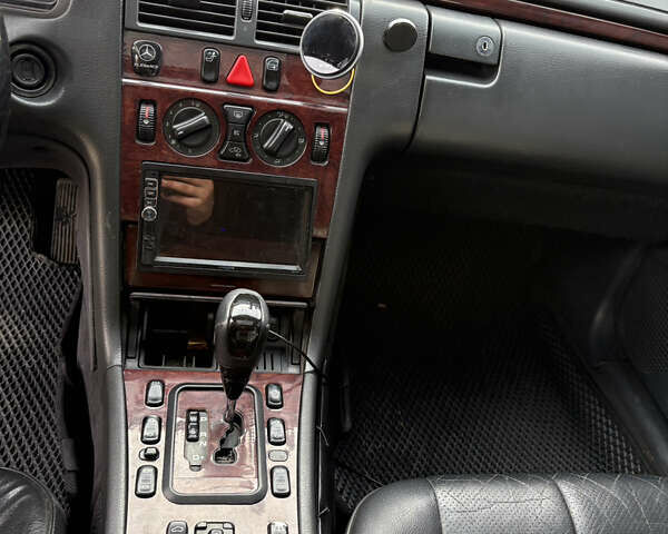 Черный Мерседес Е-Класс, объемом двигателя 2.2 л и пробегом 395 тыс. км за 4499 $, фото 16 на Automoto.ua