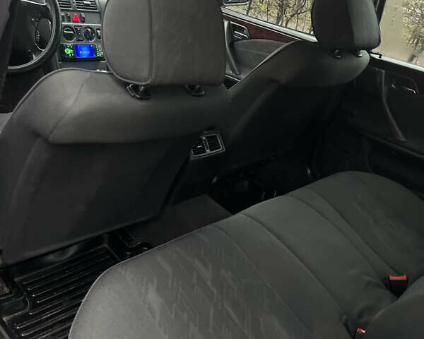 Черный Мерседес Е-Класс, объемом двигателя 2 л и пробегом 358 тыс. км за 2600 $, фото 14 на Automoto.ua