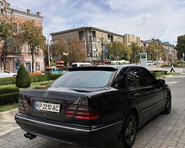 Черный Мерседес Е-Класс, объемом двигателя 3.2 л и пробегом 570 тыс. км за 4000 $, фото 3 на Automoto.ua